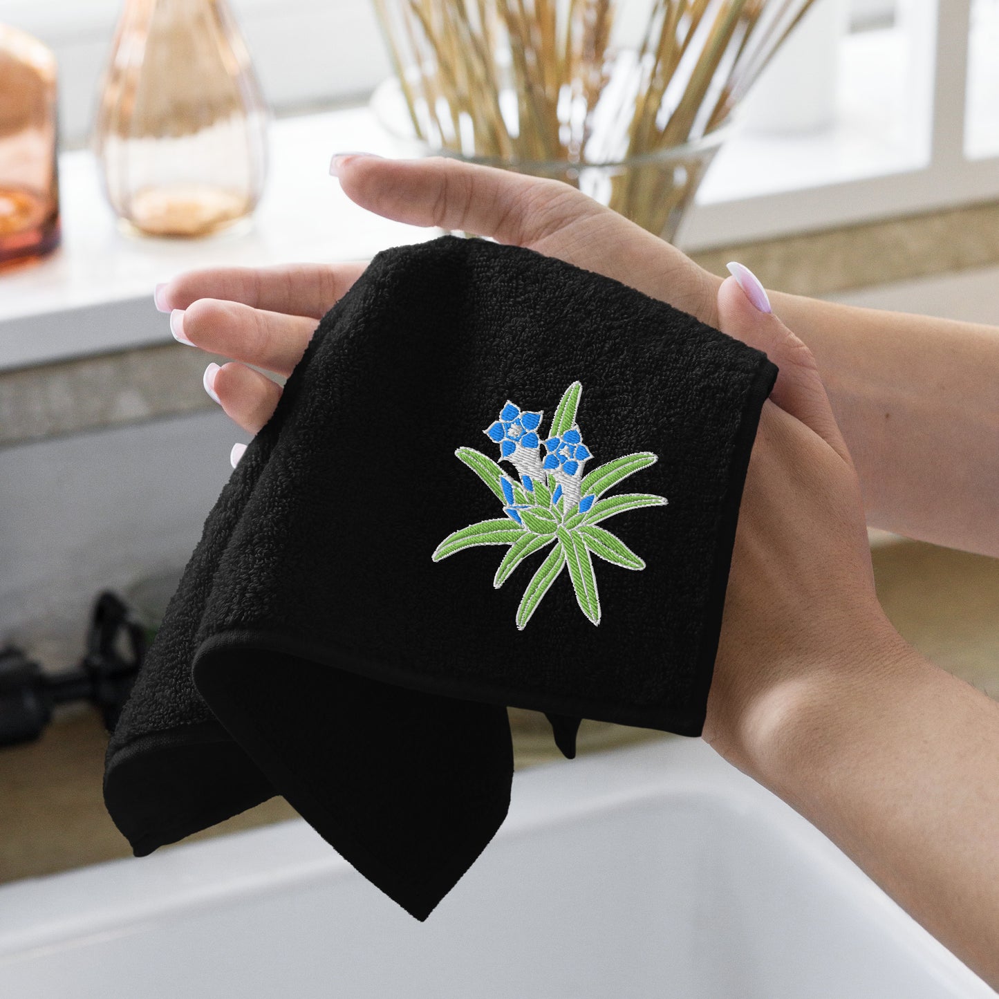 今治棉質刺繡手巾 台灣龍膽 黑色正面 | Taiwan Gentian Hand Towel Black 100% Cotton Made in Japan