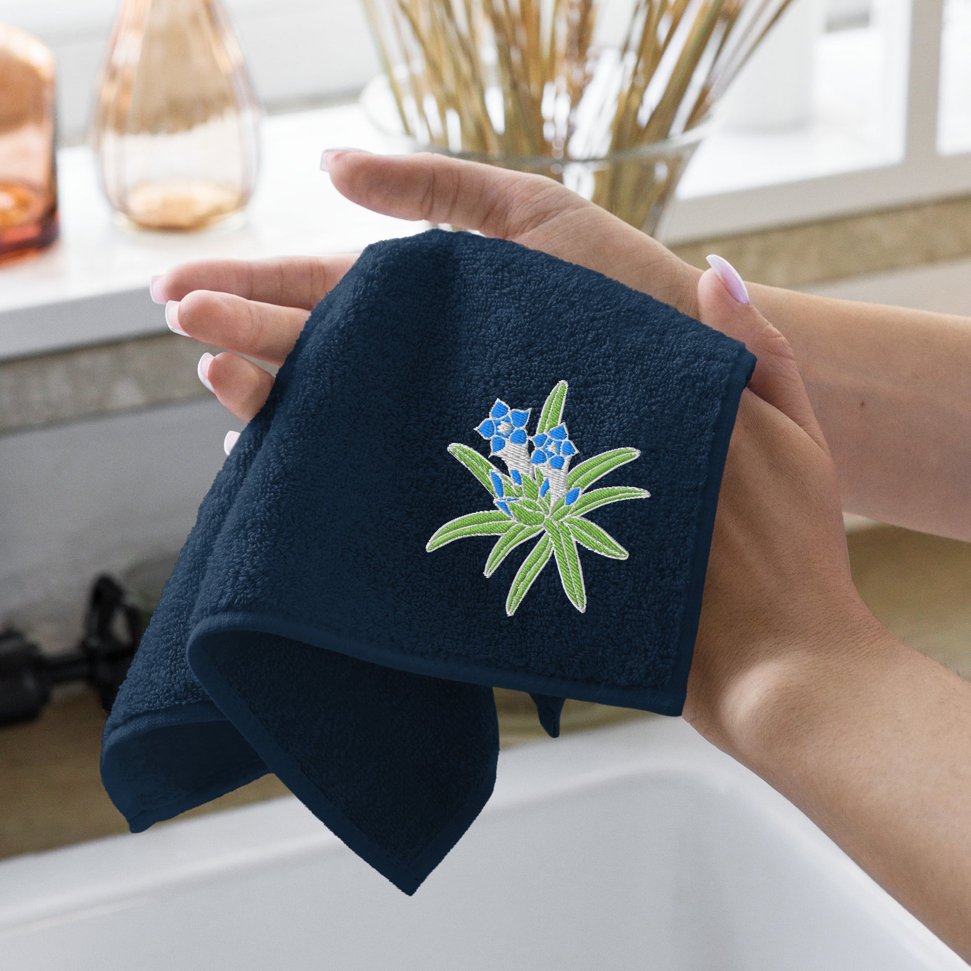 今治棉質刺繡手巾 台灣龍膽 深藍色正面 | Taiwan Gentian Hand Towel Navy Blue Portable