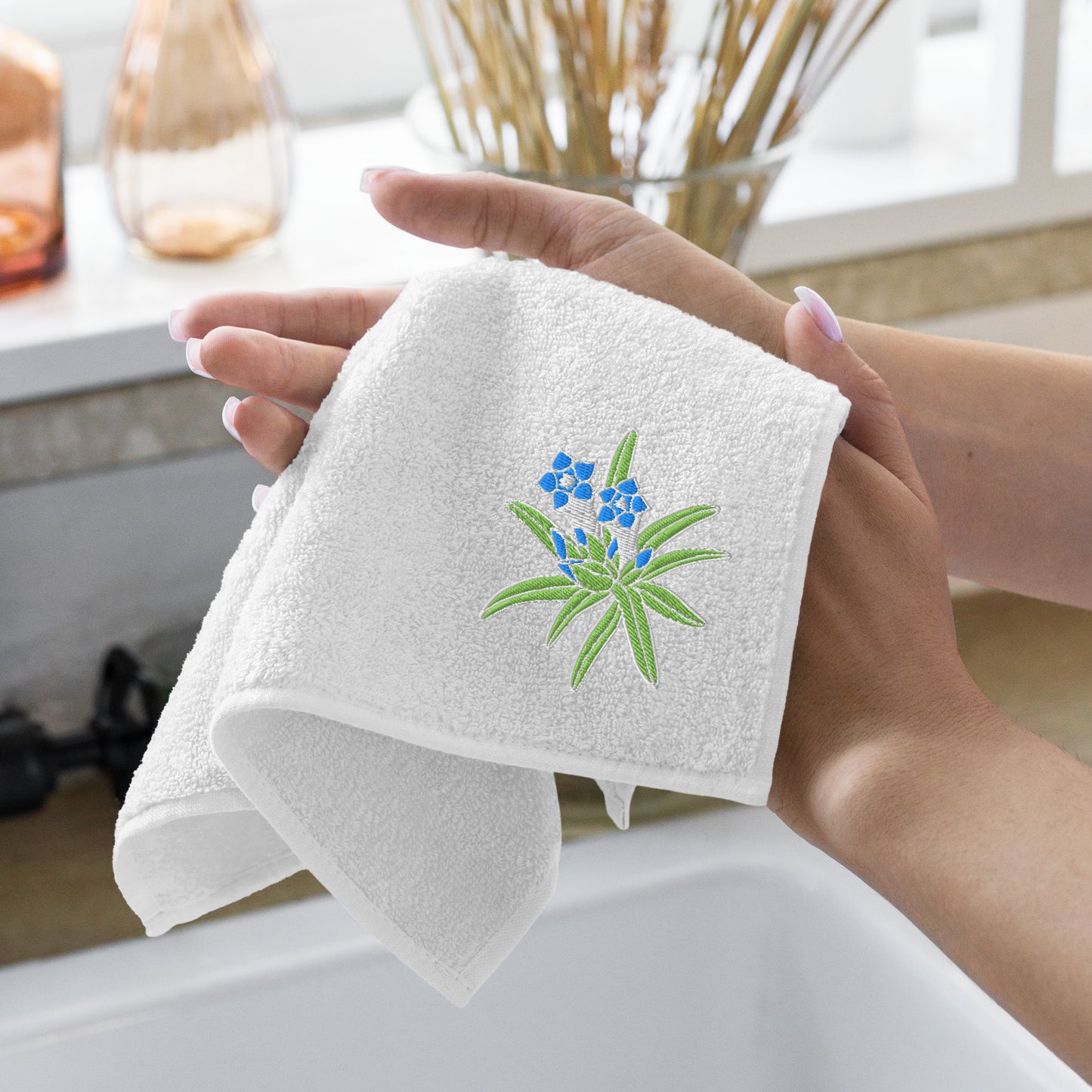 今治棉質刺繡手巾 台灣龍膽 白色正面 | Taiwan Gentian Hand Towel White Japanese Quality